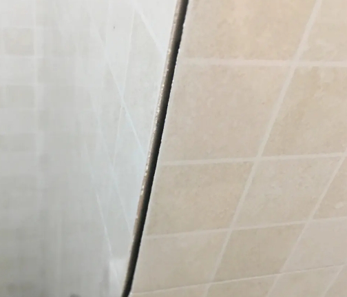 榆树瓷砖空鼓维修公司分享阳台瓷砖脱落的修复过程可以分为以下几个步骤