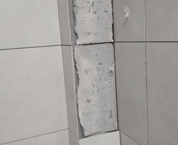 榆树瓷砖空鼓维修公司分享下瓷砖施工前基层浇水润湿程度不足，可能导致以下问题